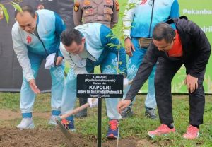 Kapolri Ikut Jalan Santai dan Tanam Pohon di Riau: Momentum Bhayangkara 79