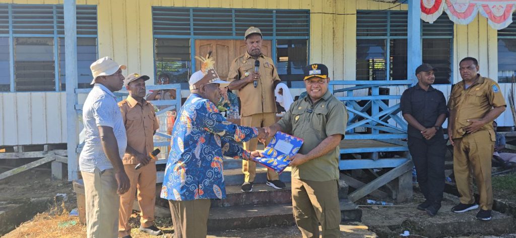 Warga Airu Terima Bantuan Beras, Bupati Wonda: Ini Tanggung Jawab Kami