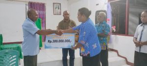 GKI Elim Poiwai Terima Rp300 Juta, Bupati Roby: “Gereja dan Pemerintah Harus Jalan Bersama”