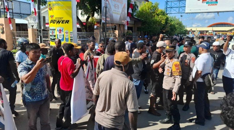 Barikade 98 Hadang Kedatangan Mendagri di Bandara, Polres Turun Amankan Aksi