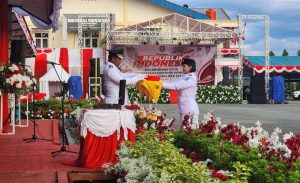 Wabup Haris Yocku Pimpin Penurunan Bendera HUT ke-80 RI di Jayapura