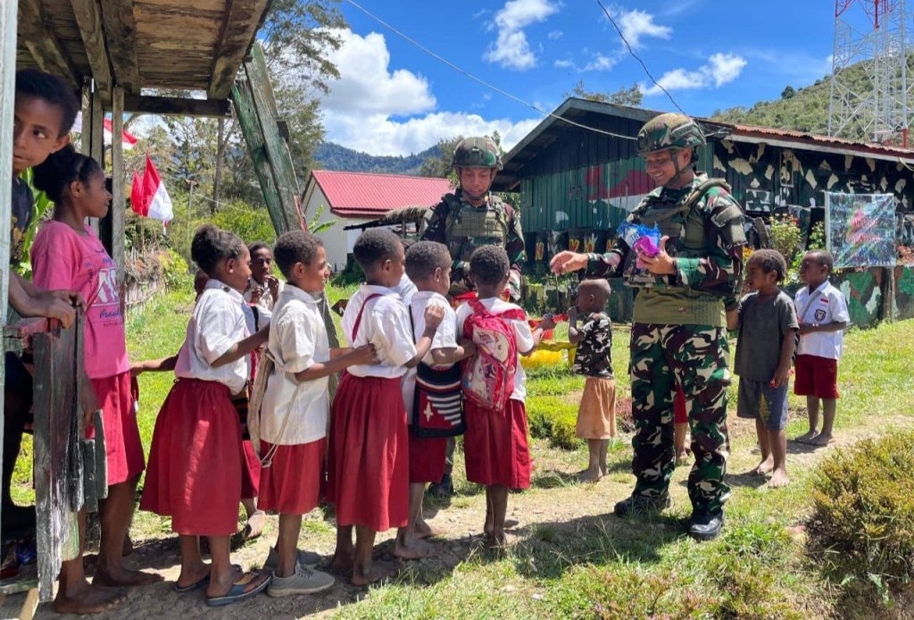 Sentuhan Kasih TNI untuk Anak Papua di Distrik Bolakme