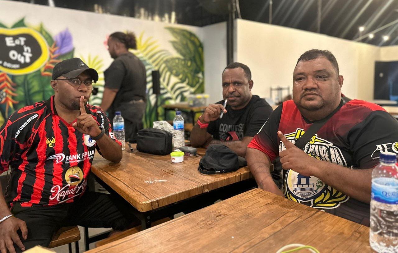 Tampak John Ungriwallu bersama Jansen Karet Ketua Black Danger Community (BDC) ketika jumpa pers, (15/9/25)