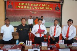 Polres Jayapura Bongkar Pabrik Minyak Tawon Palsu, Ribuan Botol Siap Edar Disita