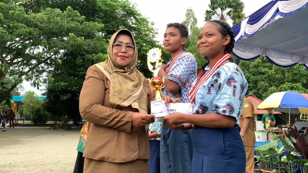 “Musik, Puisi, dan Cerita Rakyat Warnai Perayaan Sumpah Pemuda di SMPN 2 Sentani”