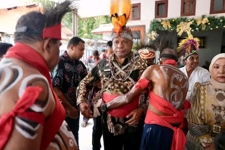 Prosesi Adat Iringi Langkah Perdana Matius Fakhiri Menuju Kantor Gubernur Papua