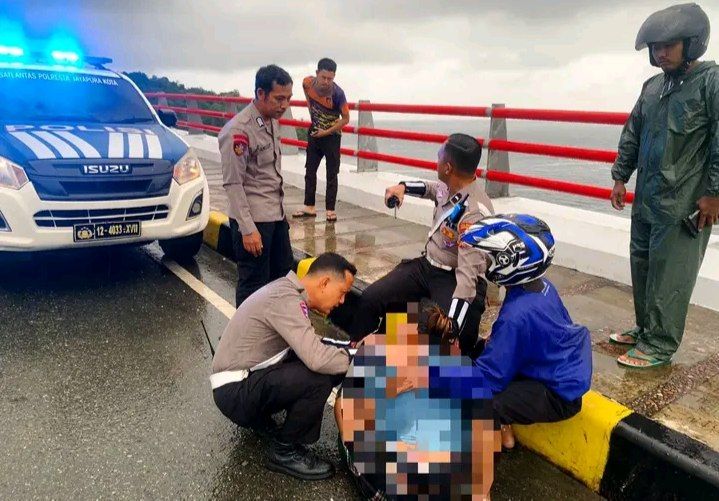 Polantas Jayapura Selamatkan Wanita Muda dari Aksi Bunuh Diri di Jembatan Youtefa