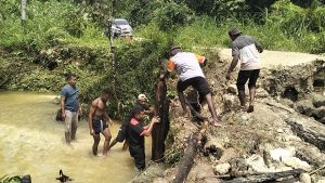 Akses Jembatan Putus di Demta Dibuka Kembali, Polsek dan Warga Bergerak Cepat