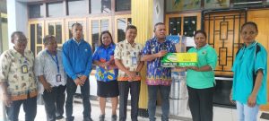 Pemkab Jayapura Perkuat UMKM, Wabup Haris Yocku Serahkan Alat Produksi Kripik