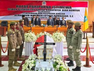 Tangis dan Doa Iringi Kepergian Marthen Rumbarar, DPRD Biak Numfor Gelar Penghormatan Terakhir