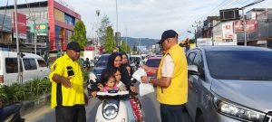 Golkar Turun ke Jalan, Ratusan Takjil Ludes Dibagikan di Simpang Pasar Lama Sentani