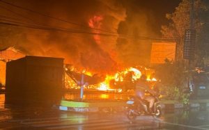 Api Tak Terkendali, Pemukiman Depan Stadion Lukas Enembe Ludes