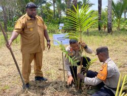 Kapolres Jayapura Turun Langsung, Tanam Sagu Bersama Jemaat di Sentani