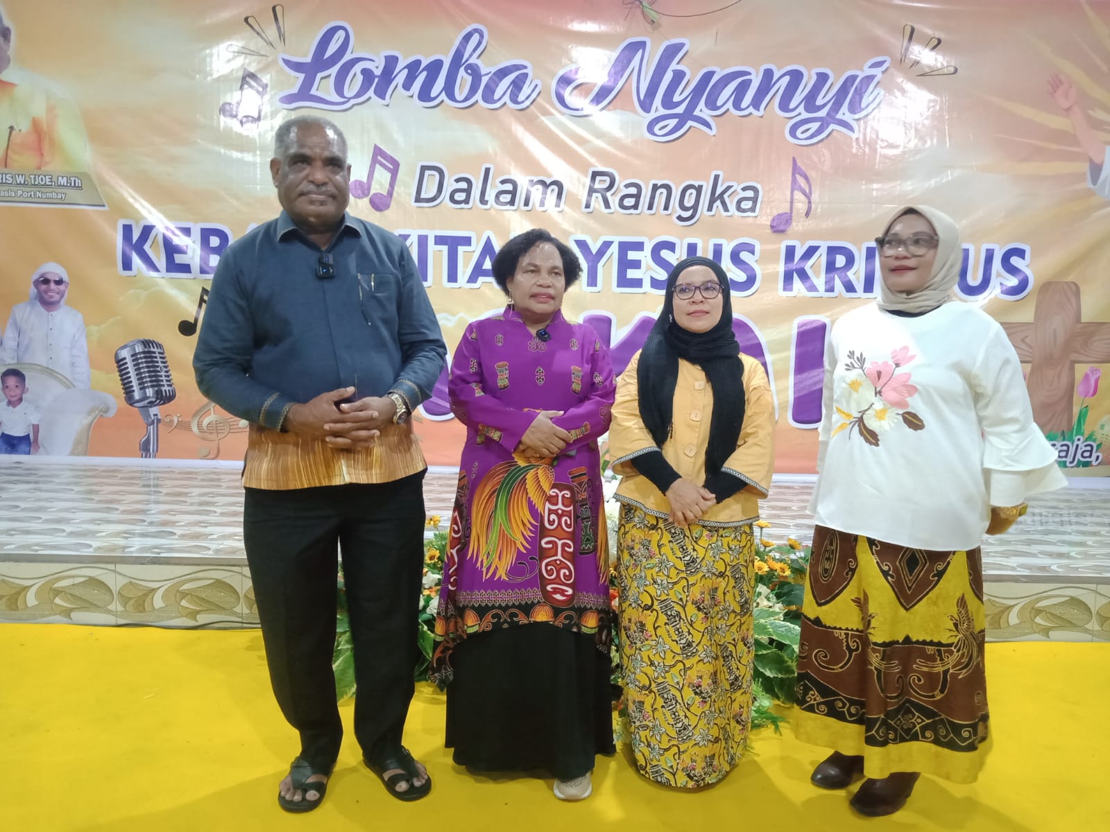 Ondoafi Abisai Rollo dan istri Nerlince Wamuar bersama juri lomba
