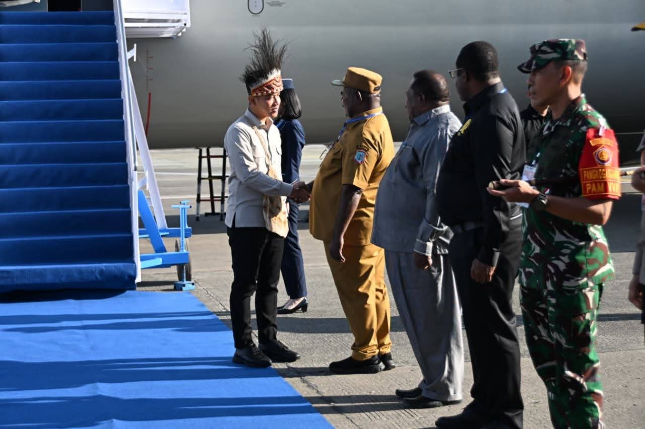Tampak Gubernur PBD Elisa Kambu, S.Sos., menjemput Wapres di bandara DEO Sorong. 