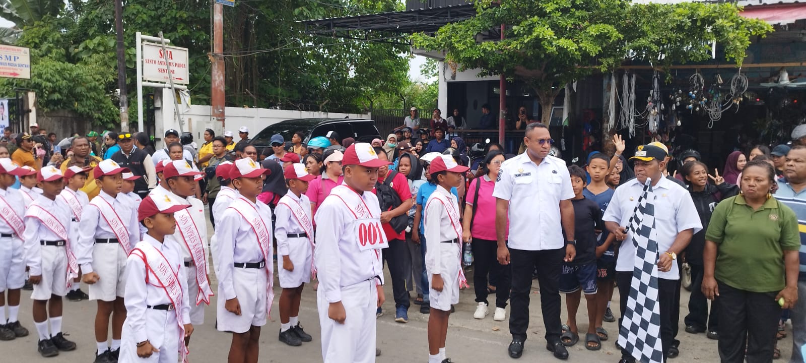 Tampak Wabup Haris Yocku, didampingi Asisten I Gilberd Yakwart dan Kepala Dinas Pendidikan Amelia Ondikeleuw ketika melepas gerak jalan