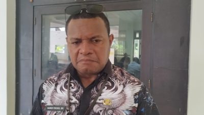 Tampak Haris Richard S. Yocku, SH., ketika diwawancarai usai pertemuan
