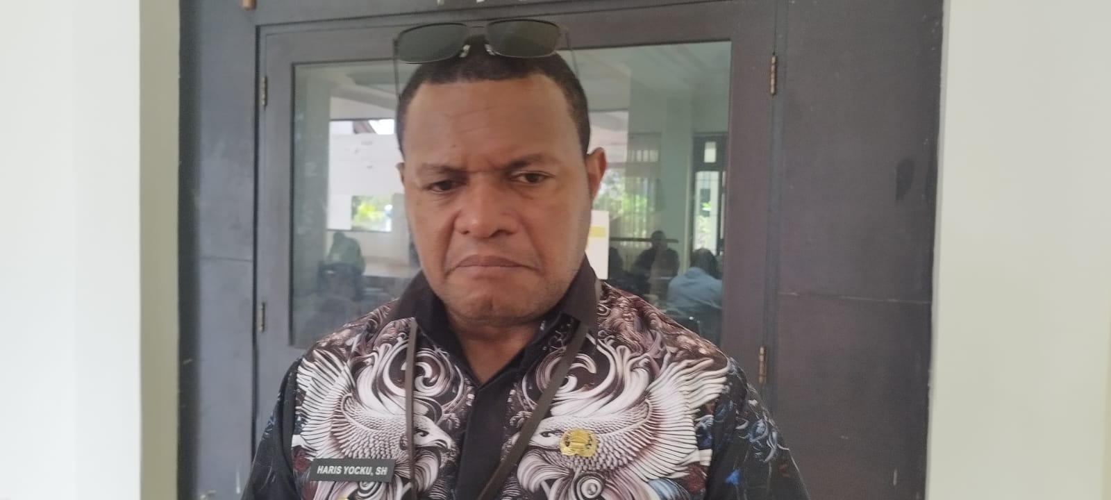 Tampak Haris Richard S. Yocku, SH., ketika diwawancarai usai pertemuan