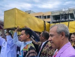 Tak Sekedar Hadir,  Wapres Gibran Ikut Pikul Salib di Pawai Paskah