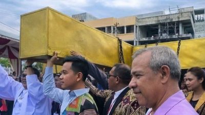 Tak Sekedar Hadir,  Wapres Gibran Ikut Pikul Salib di Pawai Paskah