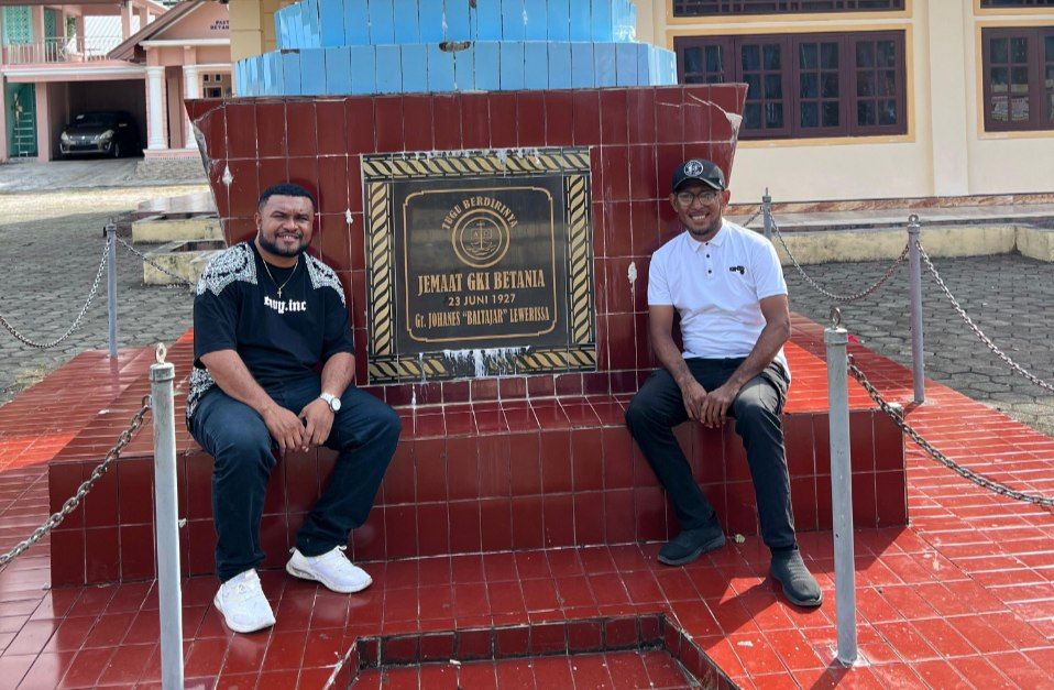 Nampak Moris M. Marini, Sekretaris DPD GAMKI Papua bersama Rully Merauje, Bendahara berpose di Tugu berdirinya Gereja GKI Jemaat Betania, Mariadei.