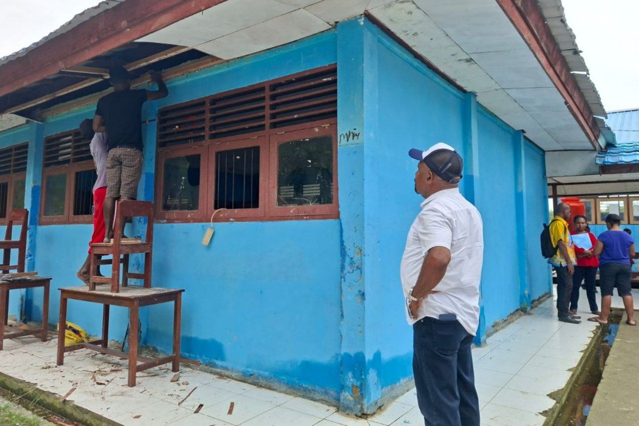 Bupati Dr Yunus Wonda, MH., ketika mengamati pengerjaan ganti atap.