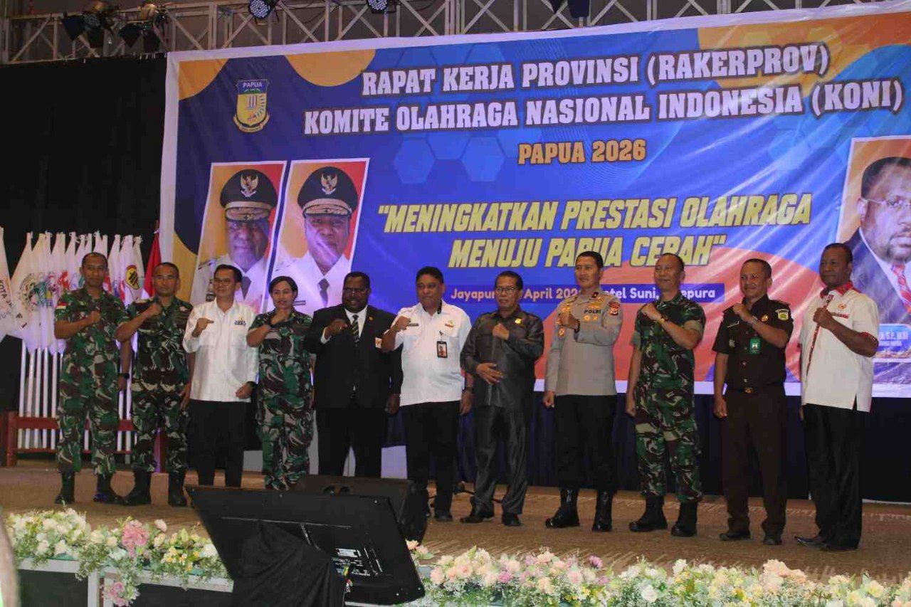 Pembukaan Rakerprov KONI Papua Plt Sekda Papua Christian L. Sohilait, ST., M.Si dan Ketua KONI Papua Dr. Kenius Kogoya, M.Si,. bersama Forkopimda dan pimpinan KONI usai pembukaan