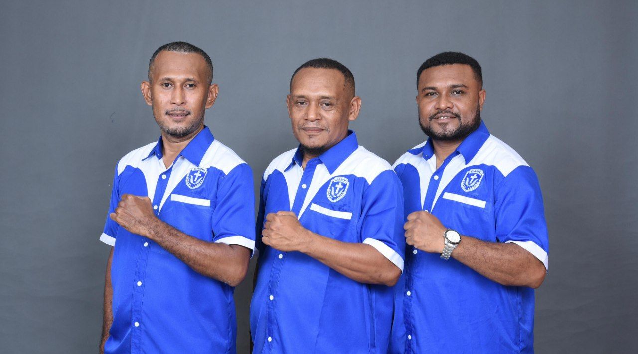 Tampak pengurus DPD GAMKI Papua, Ketua (tengah) Louis H. Mebri, S.IP., Sekretaris Moris M. Marini, S.IP., (Kiri) dan Bendahara, Rully Merauje (kanan).