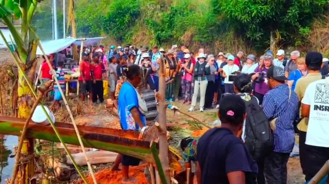 wisatawan Asia dan Amerika memadati kampung Yobeh, menyaksikan rangkaian atraksi budaya, seperti memahat perahu hingga pangkur sagu.