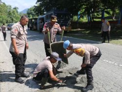Sering Picu Kecelakaan, Polisi Ambil Alih Tambal Jalan di Gunung Merah Sentani