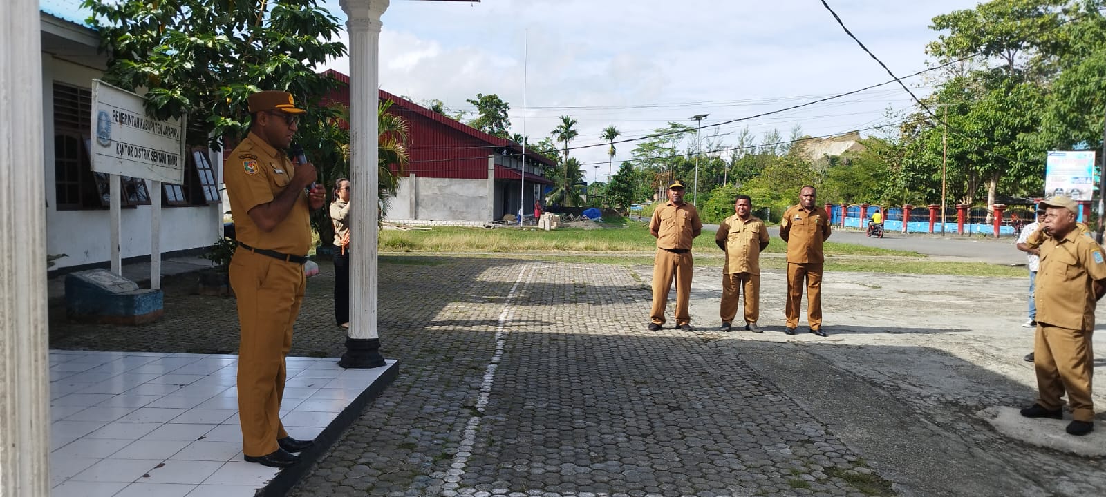 Gilberd Yakwart, S.STP., MKP., Asisten I Setda ketika sampaikan amanat Apel