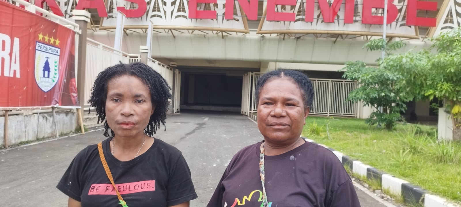 Tampak Kostansa Demetouw dan Yamamoto Sasarary, Mama Papua.