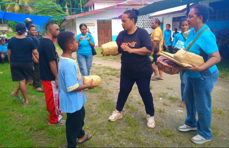 Ketua Panitia Fonny Kafiar Arim menyerahkan hadiahnya lomba