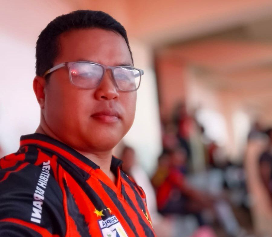 Supardi Ketua ikkal Papua bersihkan stadion Lukas enembe