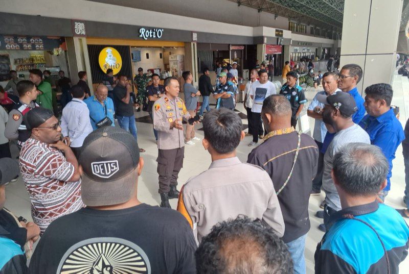 Kapolsek Bandara Sentani Iptu Wajedi berikan himbauan kepada driver