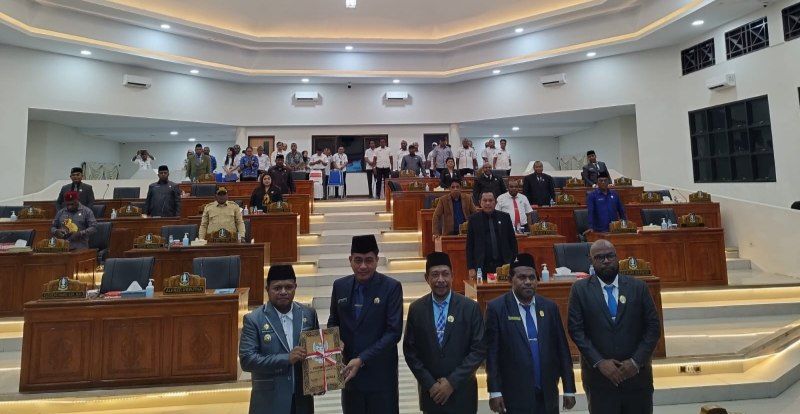 Tampak Wabup Haris Yocku,SH., menerima rekomendasi LKPJ dewan dari Ketua DPRK Ruddy Bukanaung, SE., usai Rapat Paripurna LKPJ Bupati Jayapura 2025