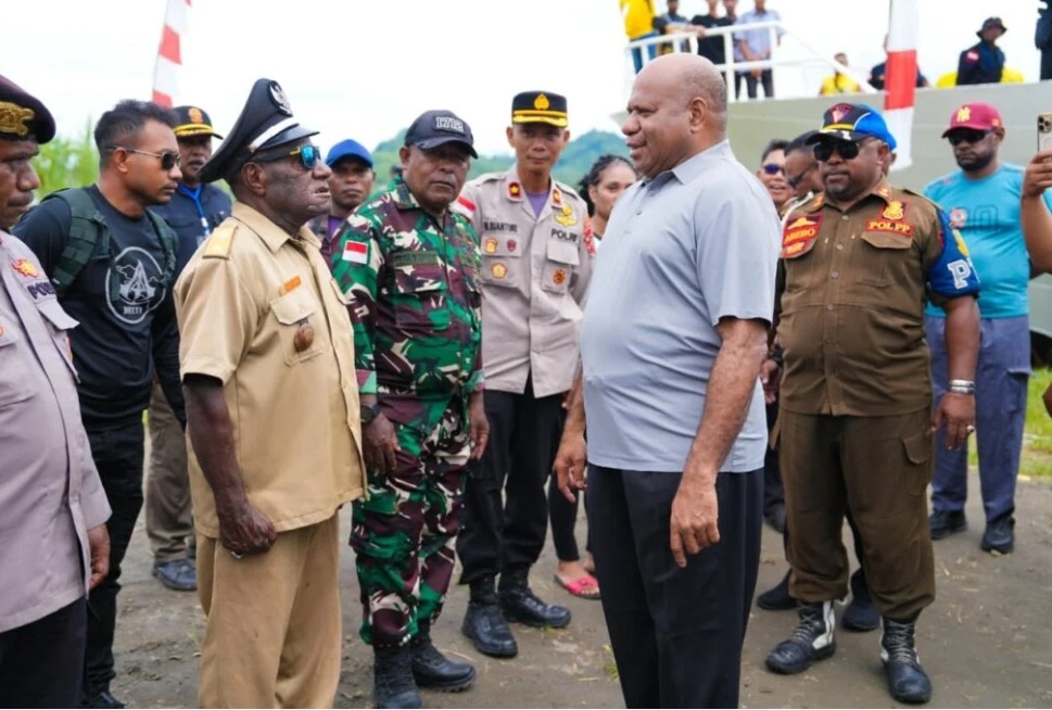 Gubernur Papua Matius Fakhiri bersama Kepala Kampung Trimuris, Kabupaten Mamberamo Raya