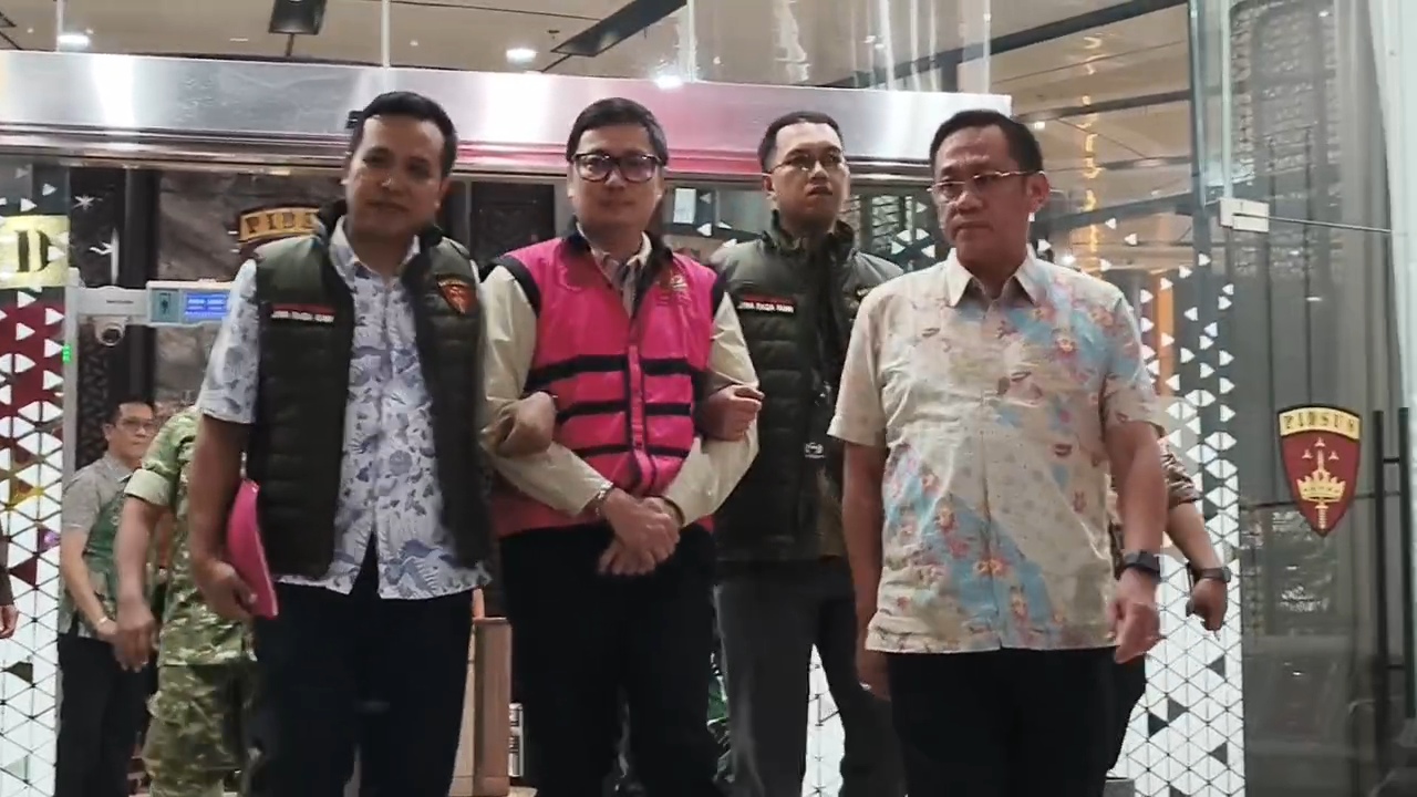 Tampak Bos PT YAT (AM) ketika di gelandang keluar dari kantor Kejagung Jakarta