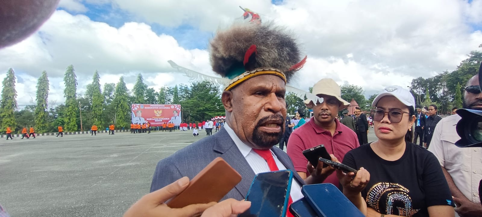 Tampak Bupati Yunus Wonda ketika memberikan keterangan pers usai upacara