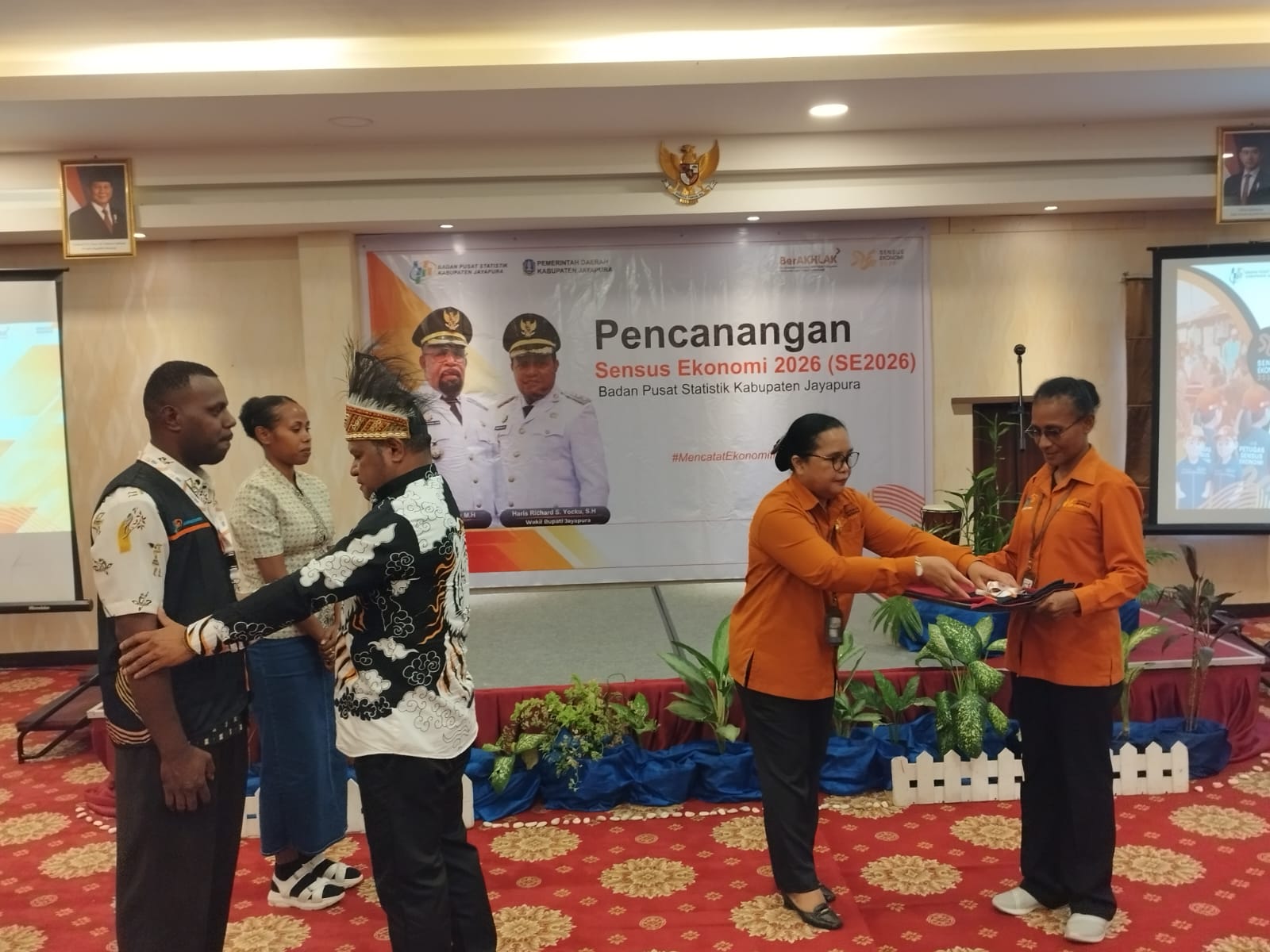 Tampak Wabup Haris memakaikan rompi kepada petugas Sensus Ekonomi