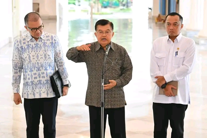 Jusuf Kalla usai bertemu Presiden Prabowo di istana merdeka
