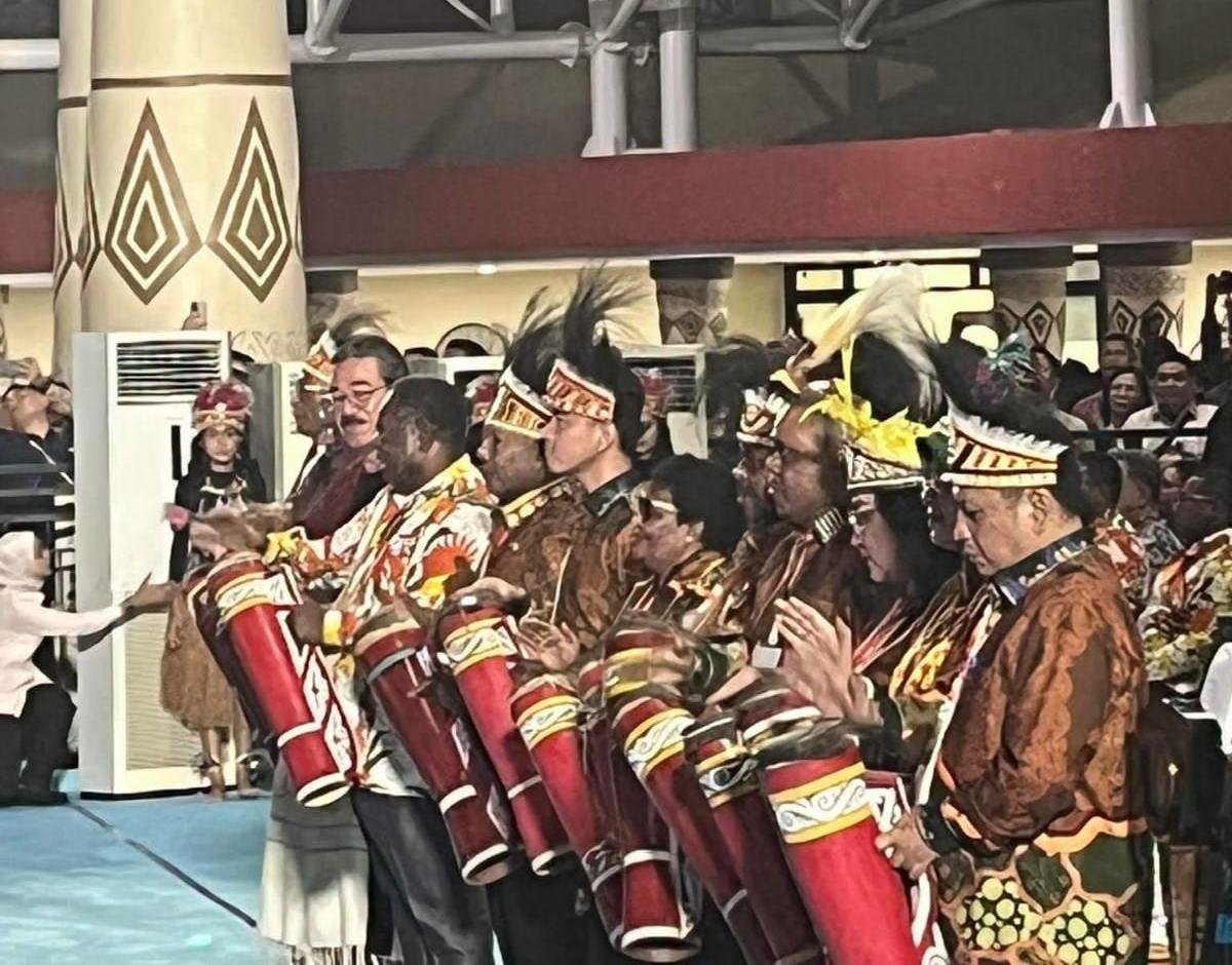 Tampak pembukaan Pesparawi Nasional di lakukan dengan pelabuhan tifa oleh Wapres Gibran Rakabuming Raka