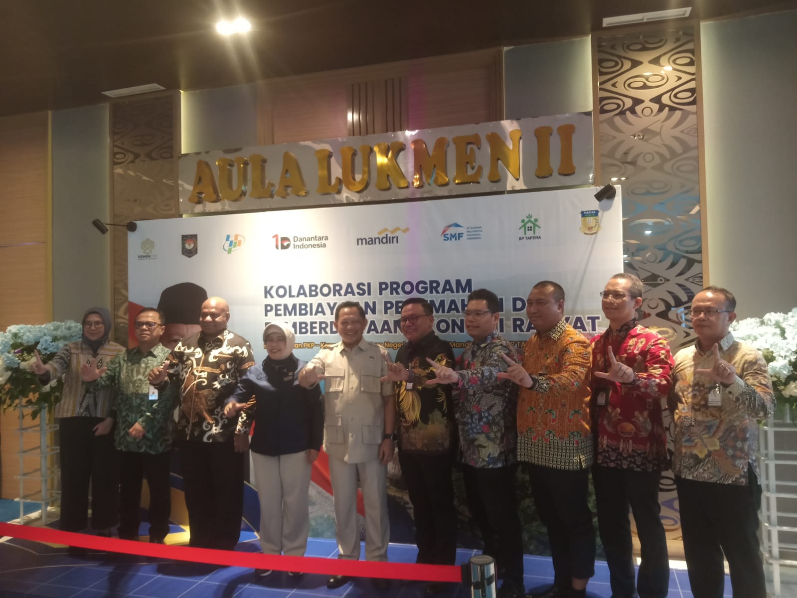 Tampak Mendagri Tito Karnavian, bersama, Kepala BPS Amalia Widyasanti, Gubernur Papua Matius Fakhiri, dan Ceo Bank Mandiri Regional XII Papua, Antonius Budi Setiawan, di Jayapura, Senin (22/6), di sela kolaborasi program.