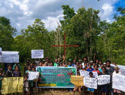 Salib Merah Jadi Penanda Perlawanan Adat, Warbon Tegaskan Wilayah Ulayat Tetap Dilindungi