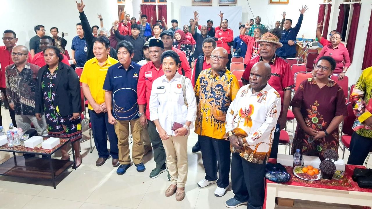 Yanni SH., M.Sos., bersama sejumlah perwakilan Partai Politik lainnya foto bersama usai Diskusi publik