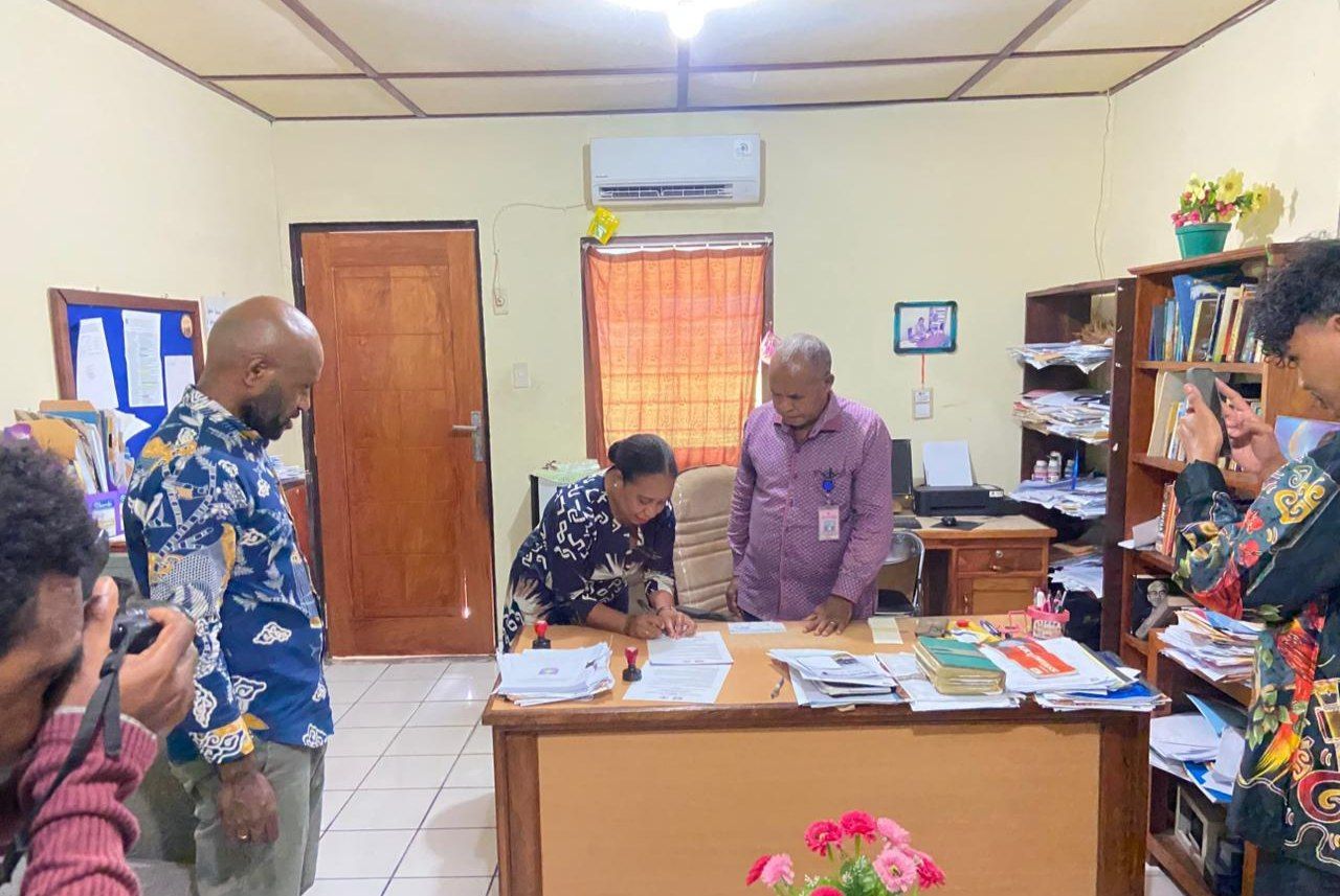 Ketua STT GIDI Papua Paipen Wonda, M.Th, dan Academic Program Manager SAGU Foundation Diana Kambuaya, M.Ed saat menunjukan MoU kerjasama pengembangan SDM, di Kampus STT GIDI, Sentani, Kabupaten Jayapura.