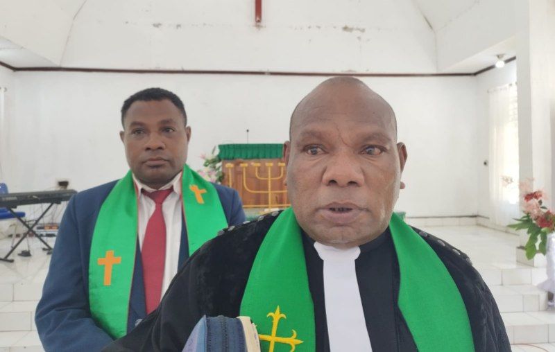 Pdt. Albert Suebu, S.Th., ketika memberikan keterangan pers