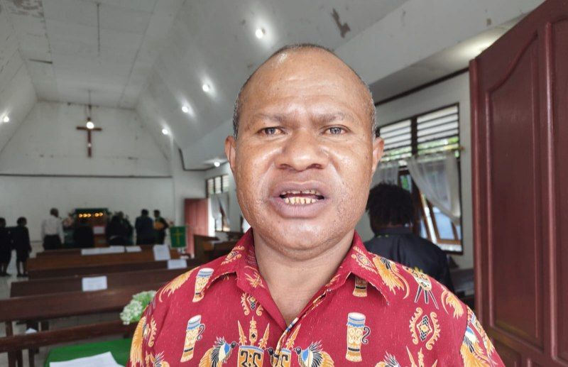 Sostenes Sokoy, Kepala Kampung Komba