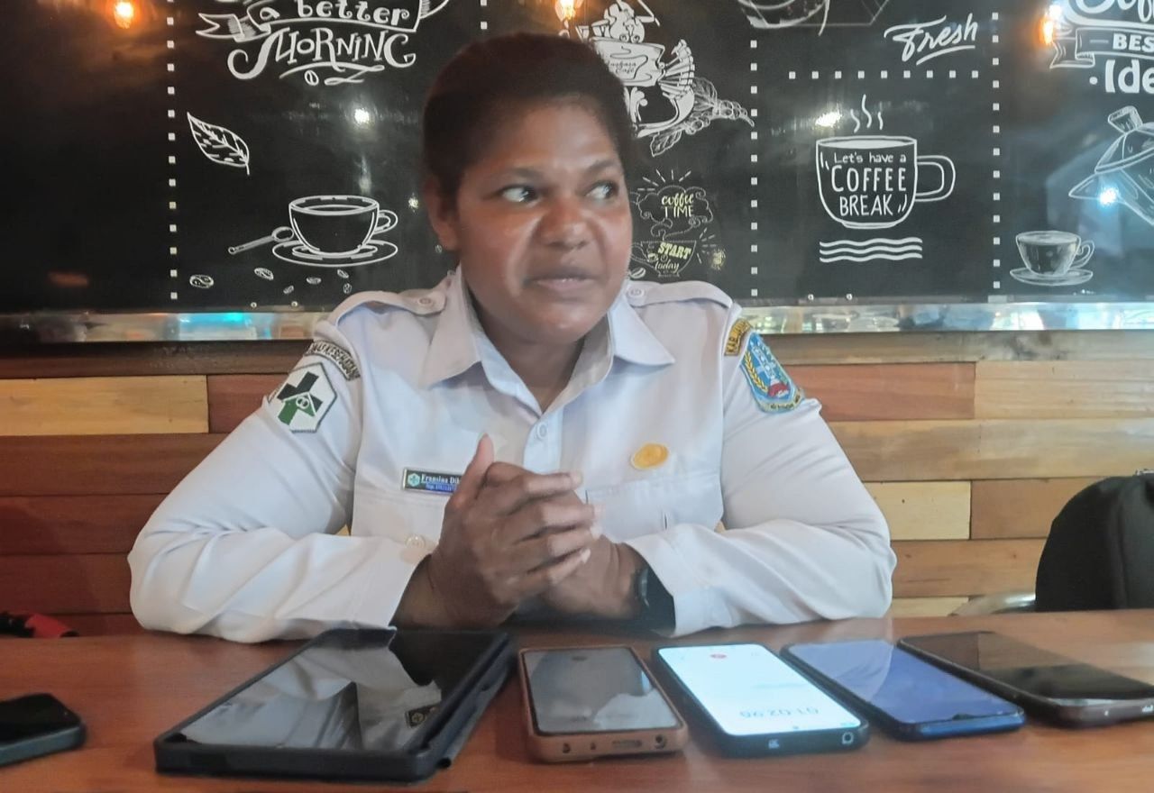 Tampak Fransina Dike, S.KM., Kepala Puskesmas Waibhu