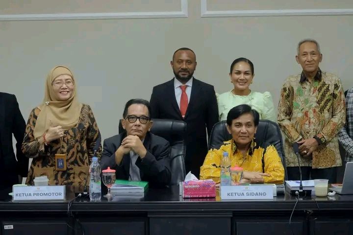 Tampak Yan P. Mandenas bersama istri bersama, para promotor dan Co Promotor di Universitas Padjadjaran Bandung